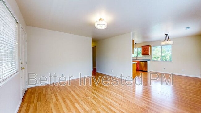 Building Photo - 832 S Orchard Ave