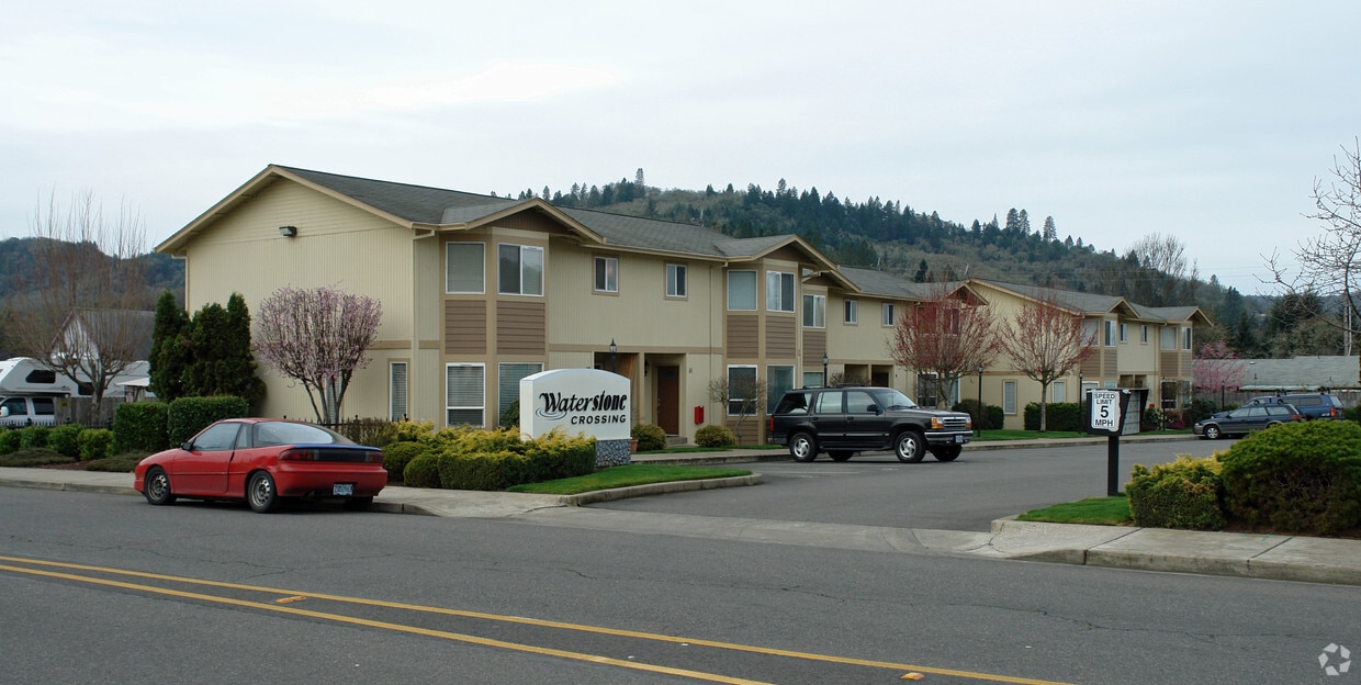 Waterstone Crossing Apartments in Roseburg, OR