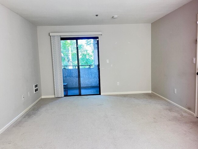 Building Photo - 880 E Fremont Ave