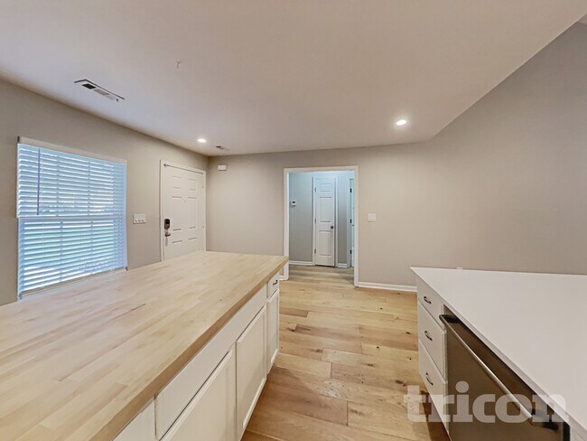 Building Photo - 4021 Deer Run Trce