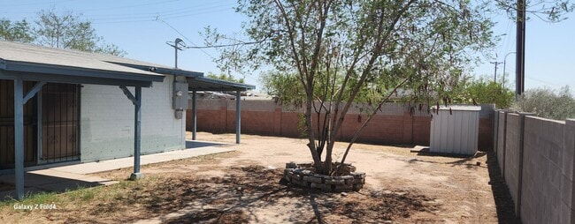 Building Photo - $1,400 Steal! Cozy 2-Bedroom Home in the H...