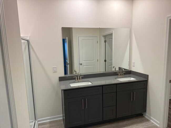 Building Photo - 180 Tanasqui Dr