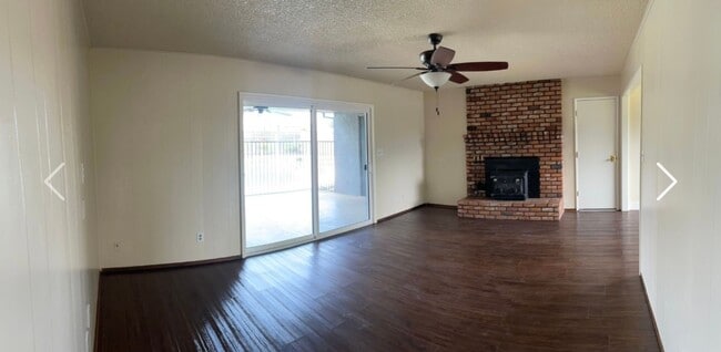 Building Photo - 3 Bedroom / 1.5 Bathroom with pool for ren...