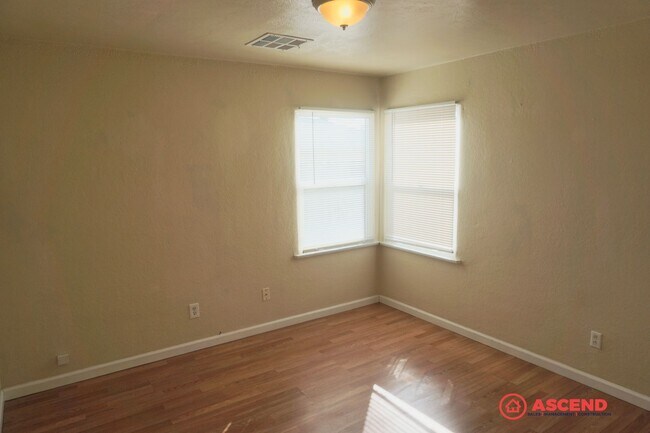 Foto del edificio - Charming 2 Bedroom Home In Oildale!