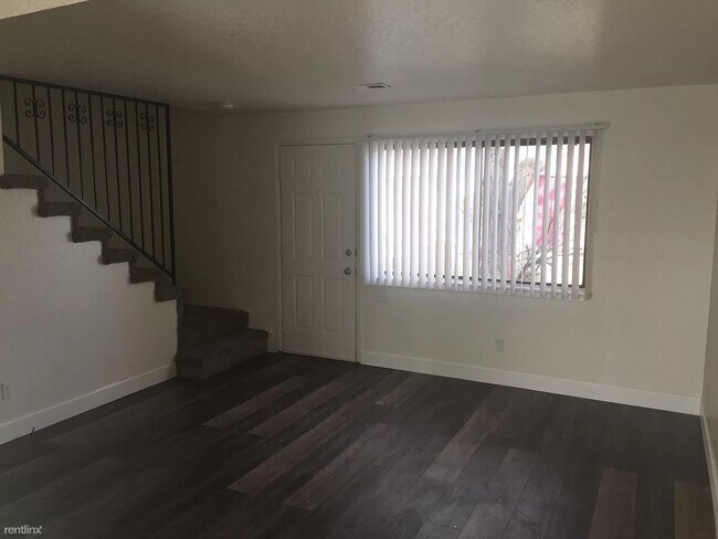Building Photo - 2 br, 1 bath Townhome - 1105 S Locust St