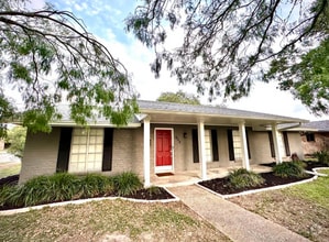 Building Photo - 902 Pyramid Dr