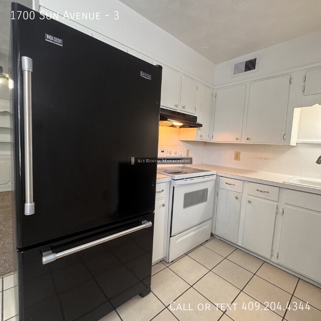 Building Photo - 1700 Sun Ave