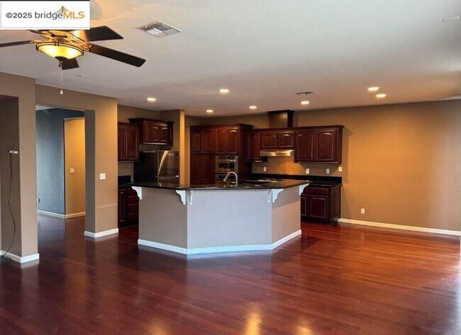 Building Photo - 6160 Seneca Cir