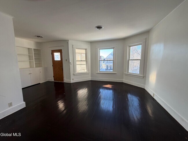 Foto del edificio - 830 Hampton Ave