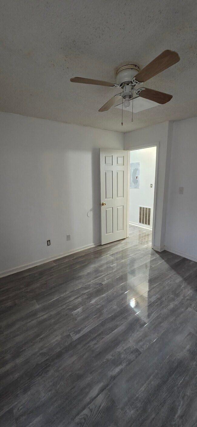 Building Photo - 8526 Pineland Dr