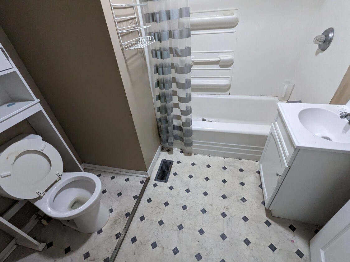 806 1/2 W White St, Marion, IL 62959 House Rental in Marion, IL