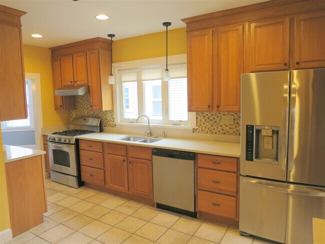 Building Photo - 1098 Fellsway