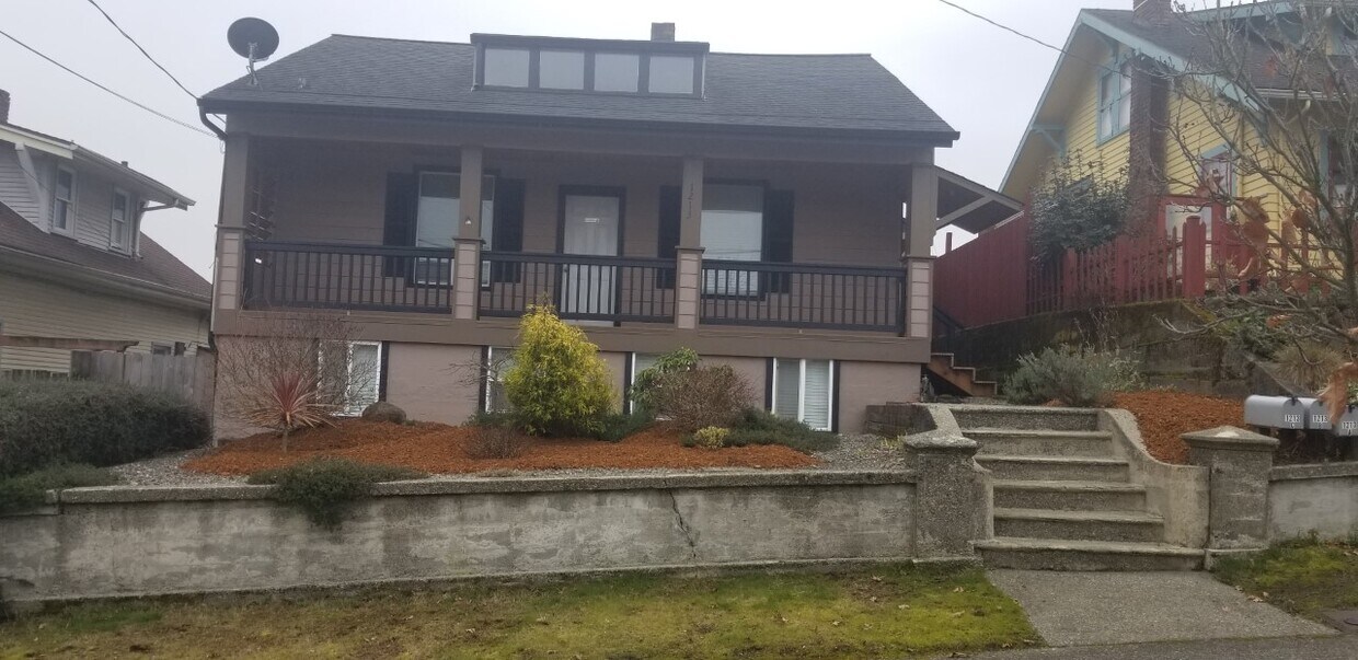 R and B Properties 1628 Burwell St Bremerton, WA Apartments for