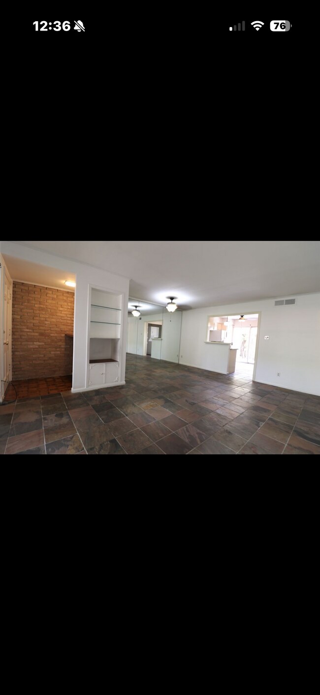Foto del edificio - 2727 Briarhurst Dr