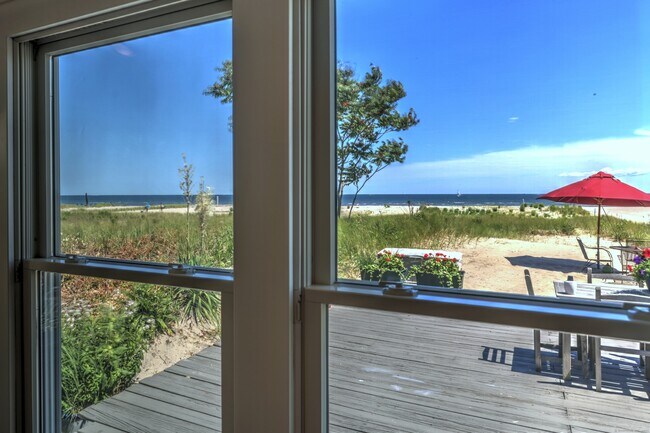 Foto del edificio - 61 Milford Point Rd