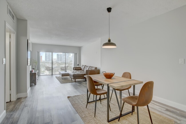 Building Photo - 500 Bayview Dr