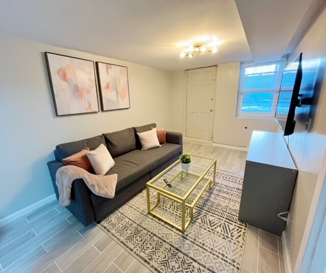 Foto principal - 623 E 79th St