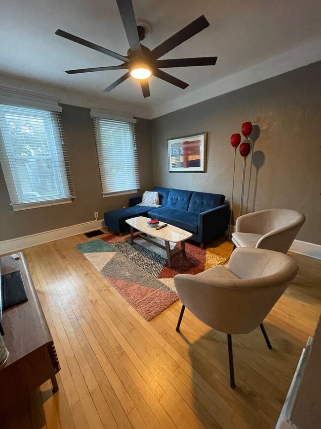 living room - 1506 N Jefferson St