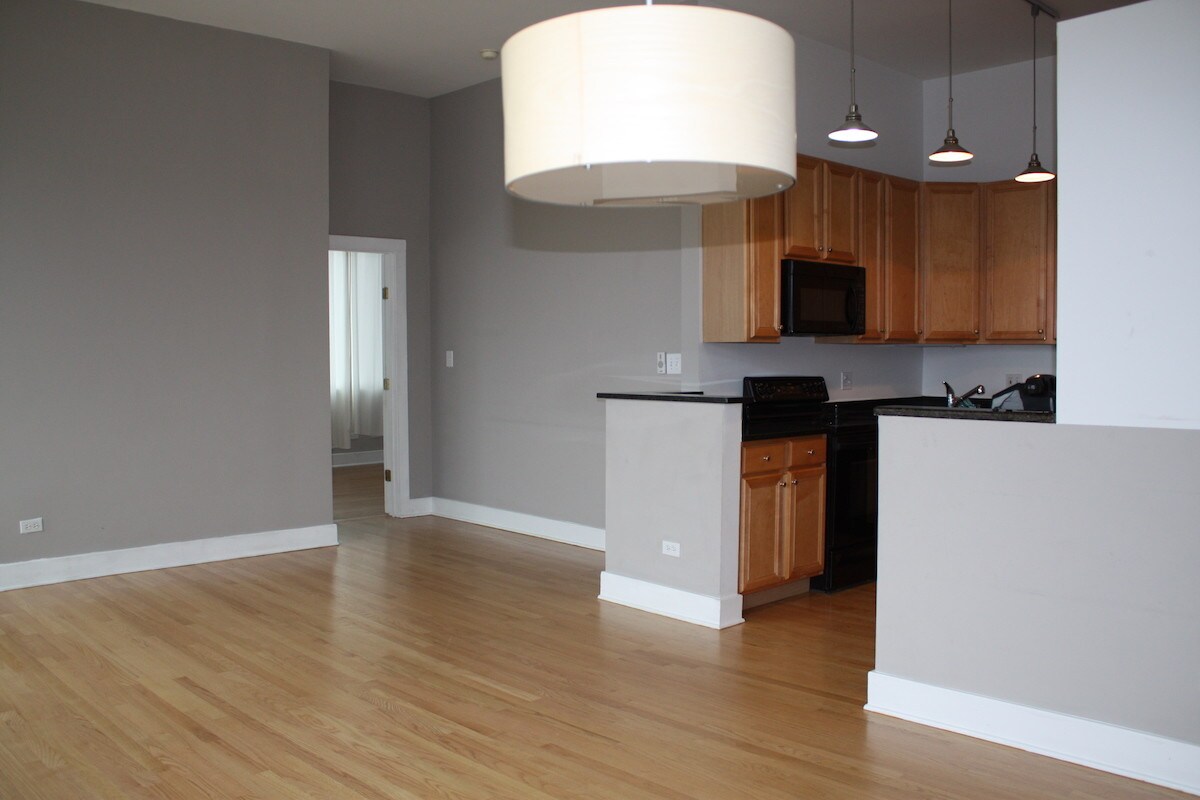 Main Shared Space - 4751 N Artesian Ave