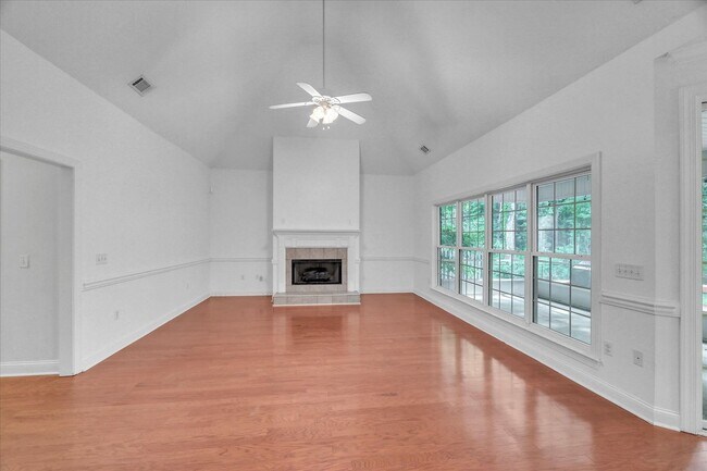Foto del edificio - Stunning all-brick home on a large wooded lot
