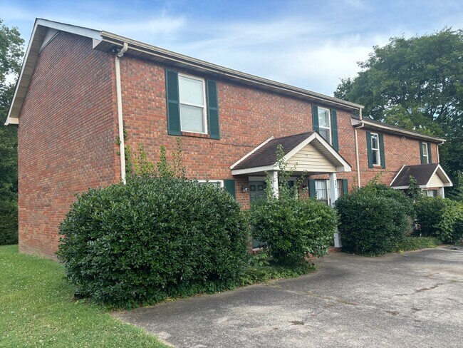 Building Photo - Cozy Townhome