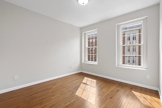 Building Photo - 513 Monroe St