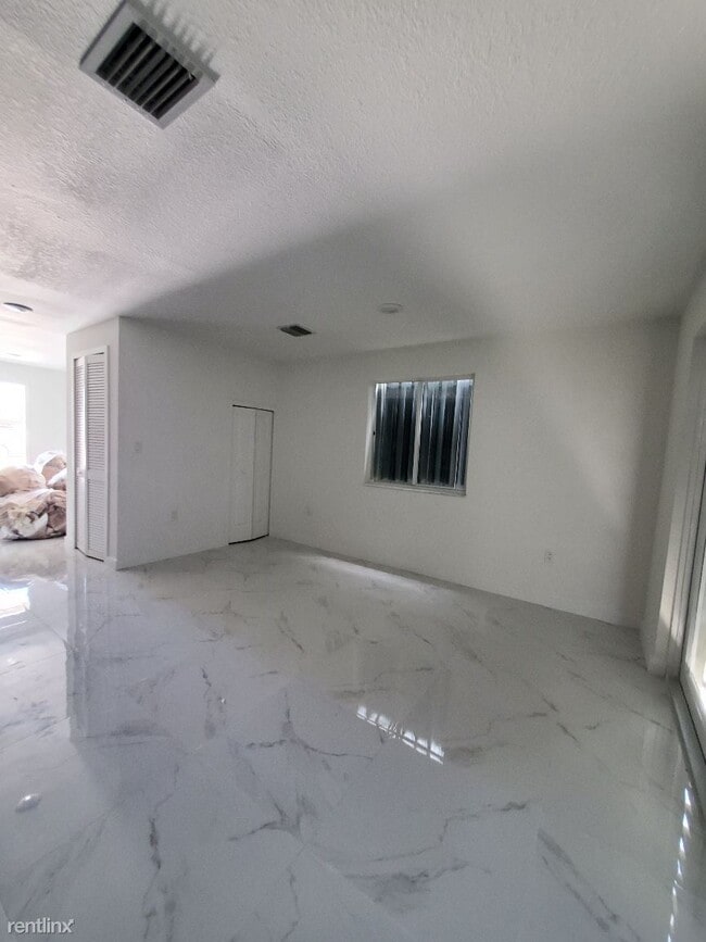 Building Photo - 5 br, 2 bath House - 2354 NW 67th St # 233...
