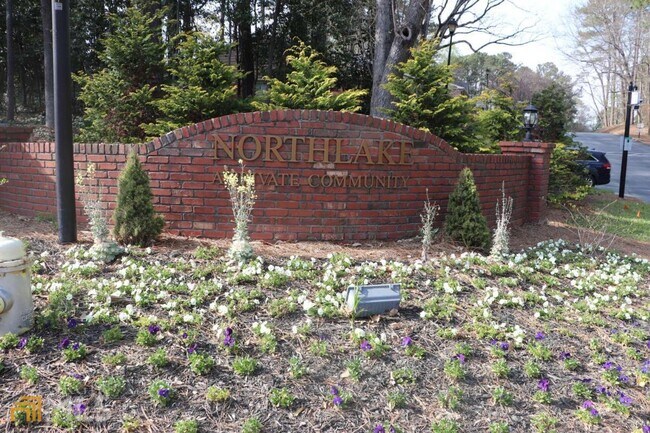 Foto del edificio - 2309 Northlake Ct NE