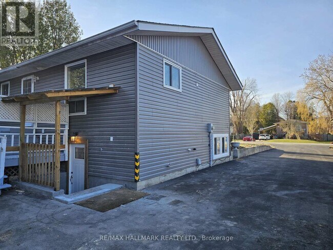 Building Photo - 1015 Lebanon Dr
