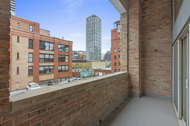 Foto del edificio - 1000 W Washington Blvd