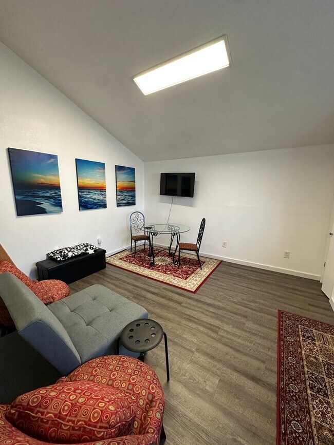 Foto del edificio - Cozy MIL with water views Camano Island with loft
