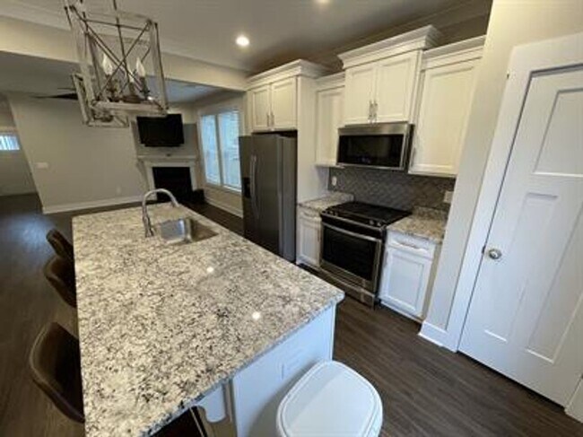 Building Photo - Spacious - Close to Downtown Greenville 3/2.5 Available April 1st