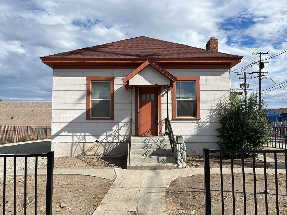 Primary Photo - 1027 W. 2nd Street
