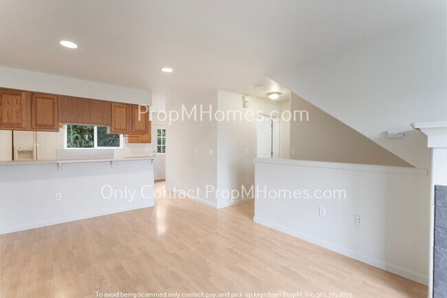 Foto del edificio - Portsmouth Three Bedroom Townhome w/ AC!