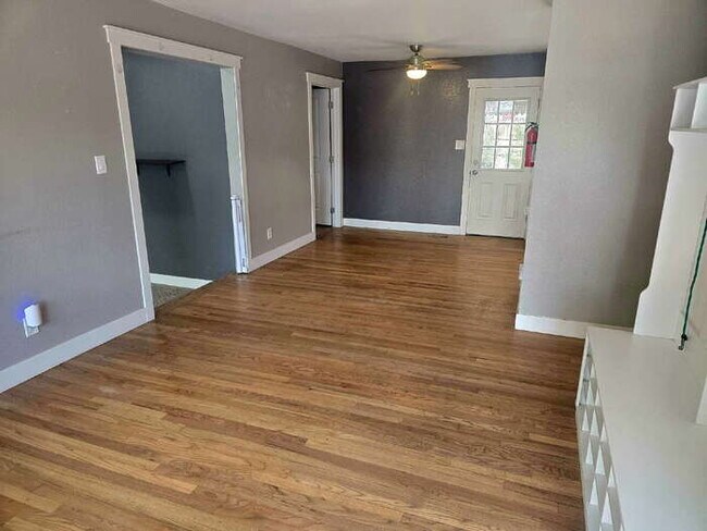Foto del edificio - Spacious 3 bed, 2 Bath 1194 SF Single level home, Large fenced yard, A/C