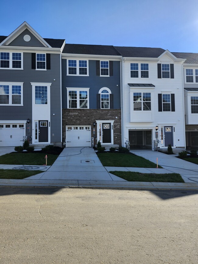 Building Photo - 7705 Meander Ct N