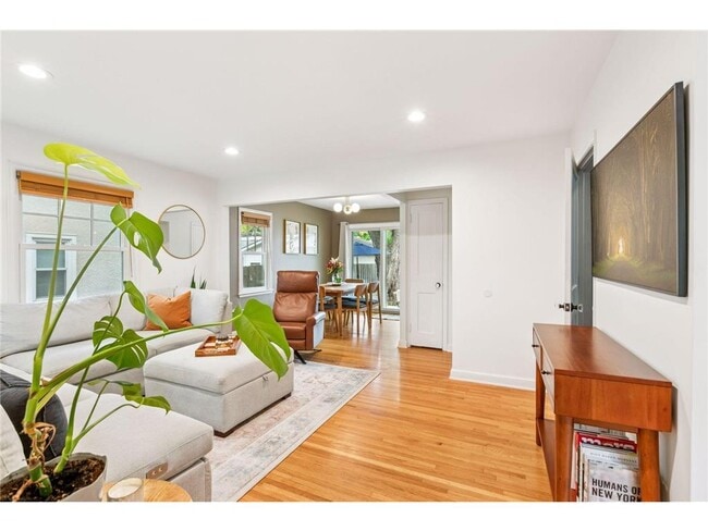 Foto del edificio - 3040 Hampshire Ave S