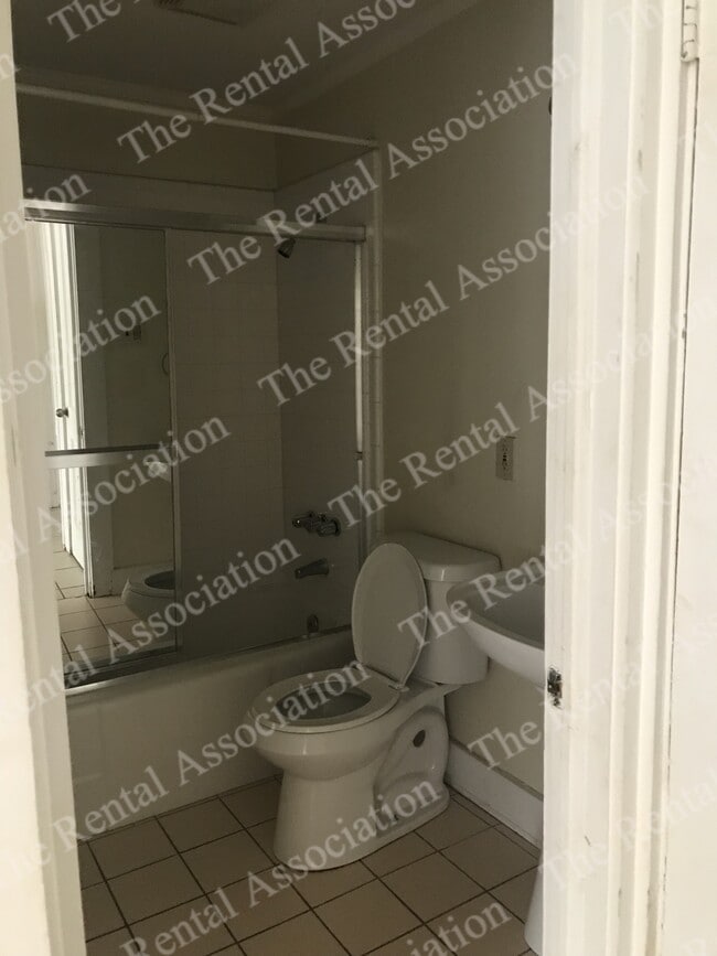 Building Photo - 1202 N McGuire Ave