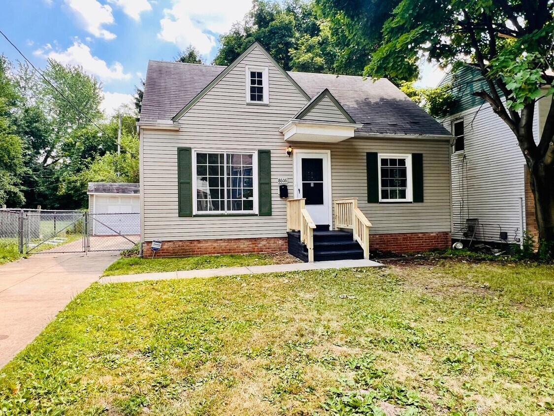 Primary Photo - 8606 Rosewood Ave