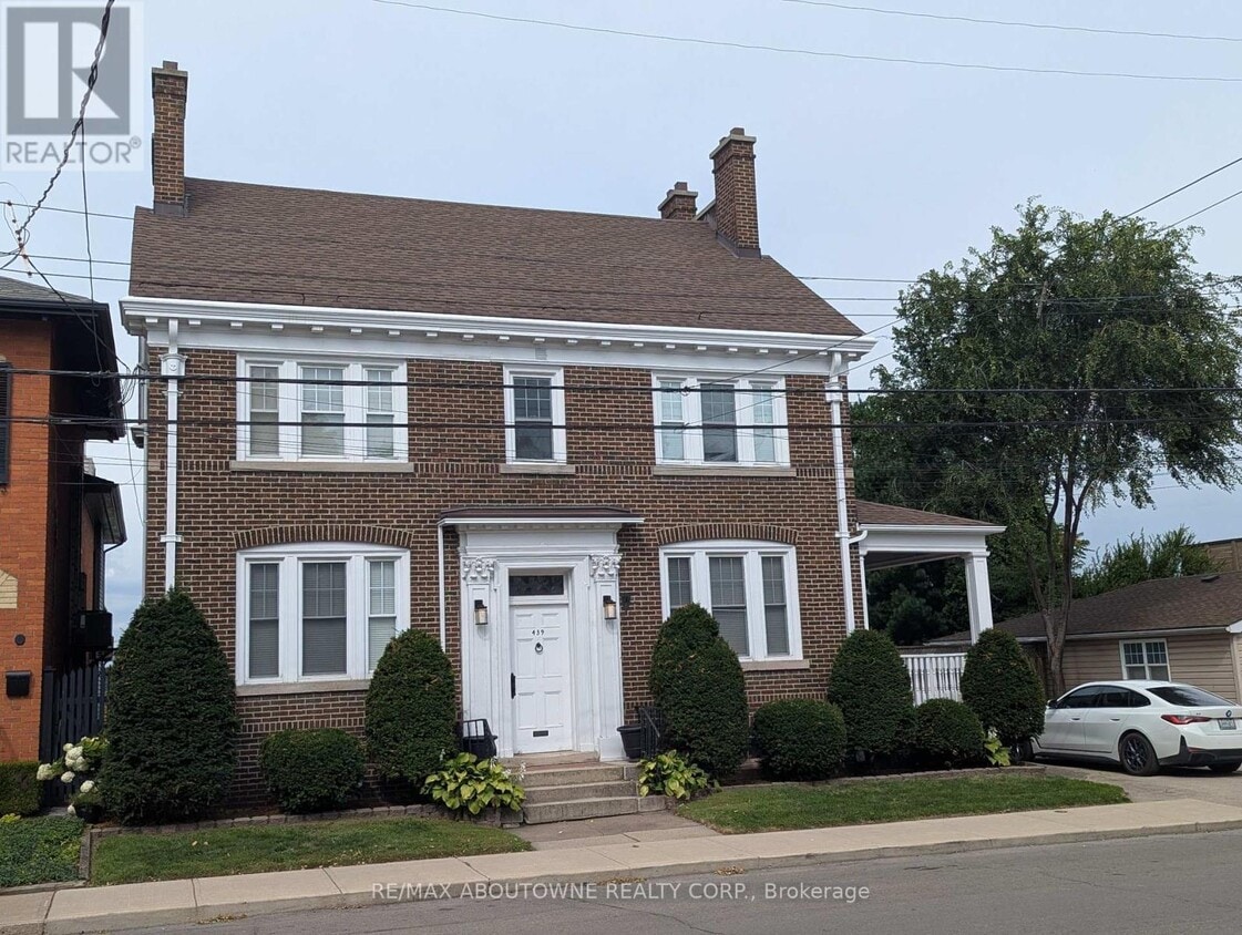 Primary Photo - 439 Bay St N