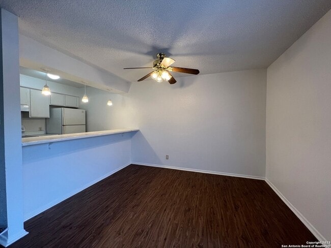 Building Photo - 211 Sprucewood Ln