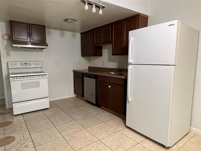 Building Photo - 8110 Albacore Dr