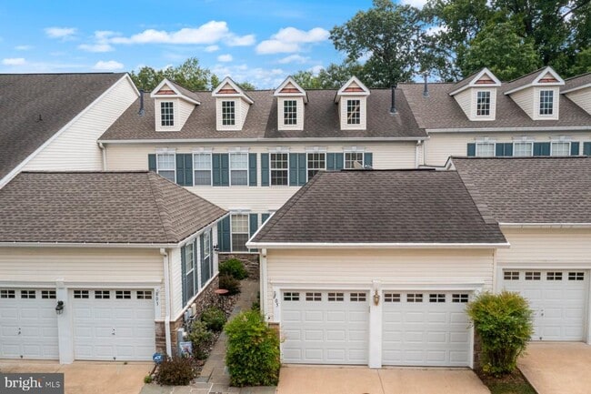 Building Photo - 805 Thicket Ct