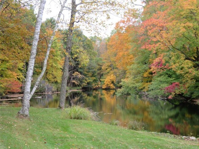 Building Photo - 261 Taconic Rd