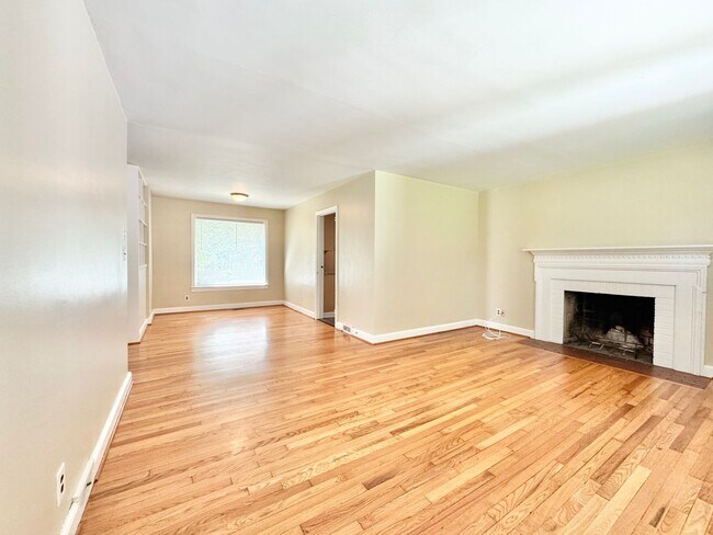 Building Photo - 3808 Parkwood Dr