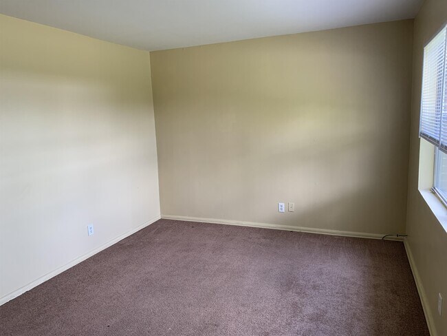 Building Photo - 228 Frieda Ln