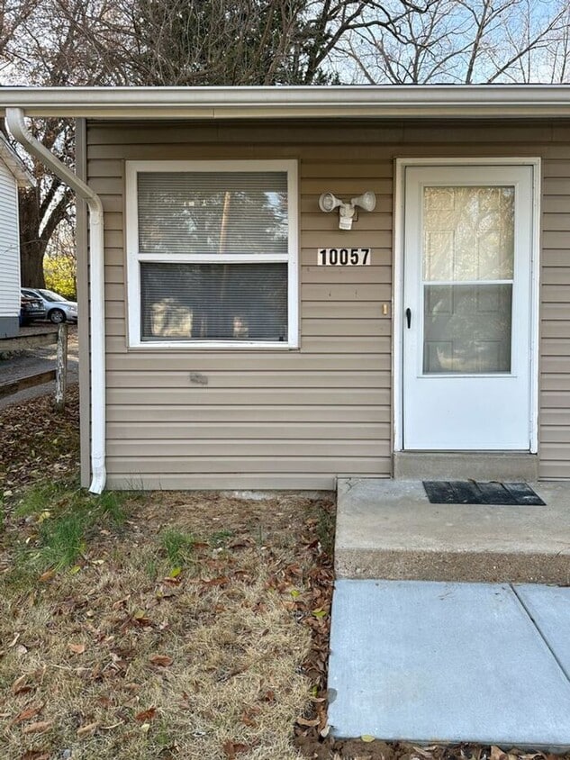 Foto principal - Cozy 2-Bedroom Home with Hardwood Floors N...