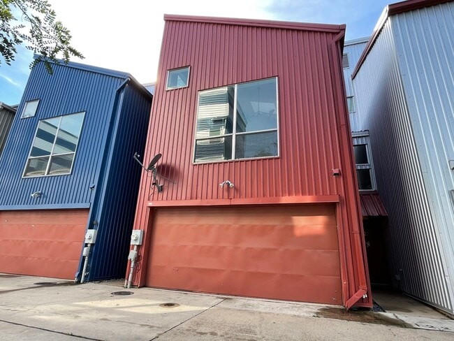 Building Photo - Dallas 3 story Loft