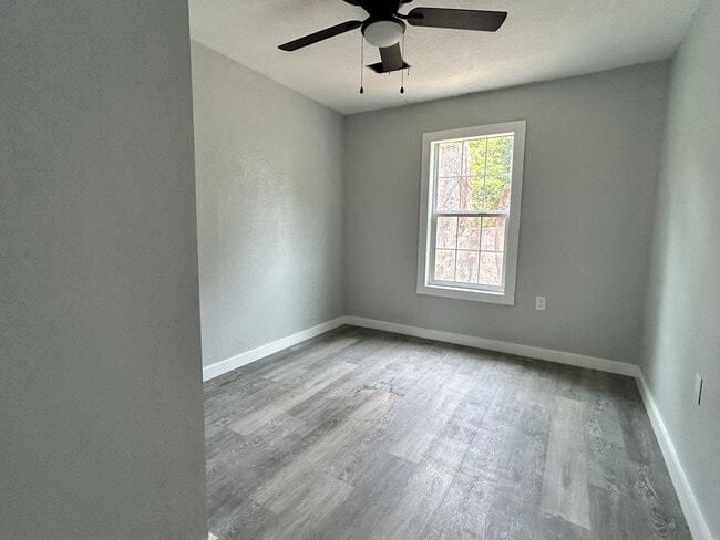 Building Photo - Gorgeous 4 bed 2 bath home!