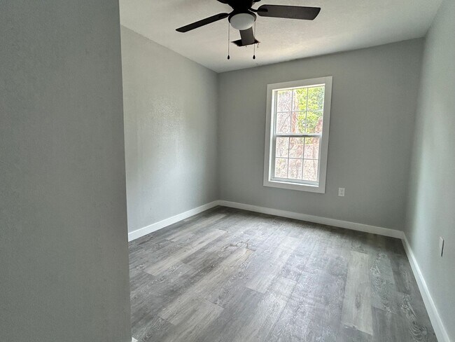 Foto del edificio - Gorgeous 4 bed 2 bath home!